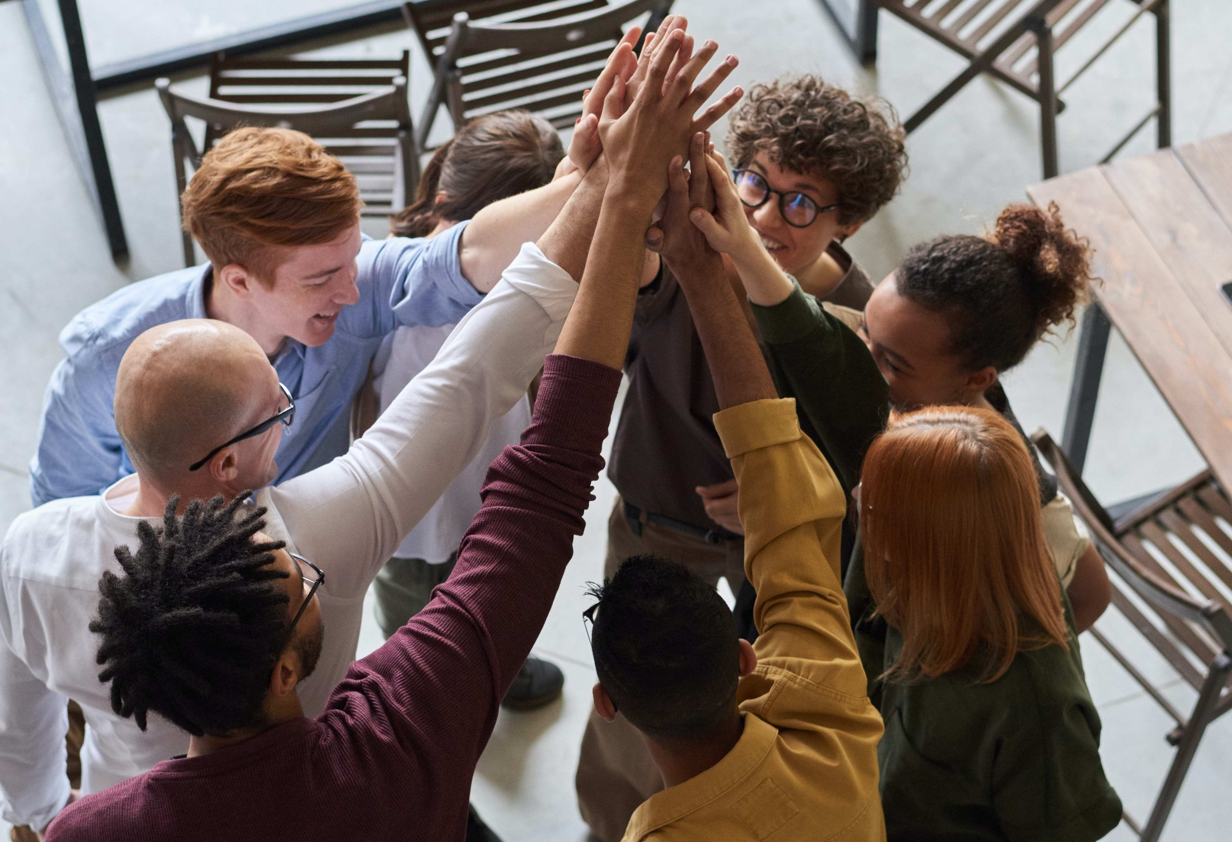 Erfolgreich etabliertes Feel-Good Management Zufriedene Mitarbeiter mit Feel-Good Management